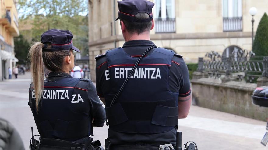 Un ertzaina fuera de servicio ayuda a detener a un ladrón sorprendido dentro de un coche