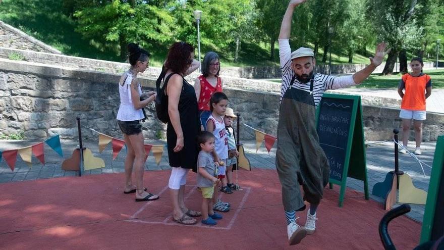 Los más pequeños se entretienen antes de entrar al camión de ‘El Secreto de Nanna’.