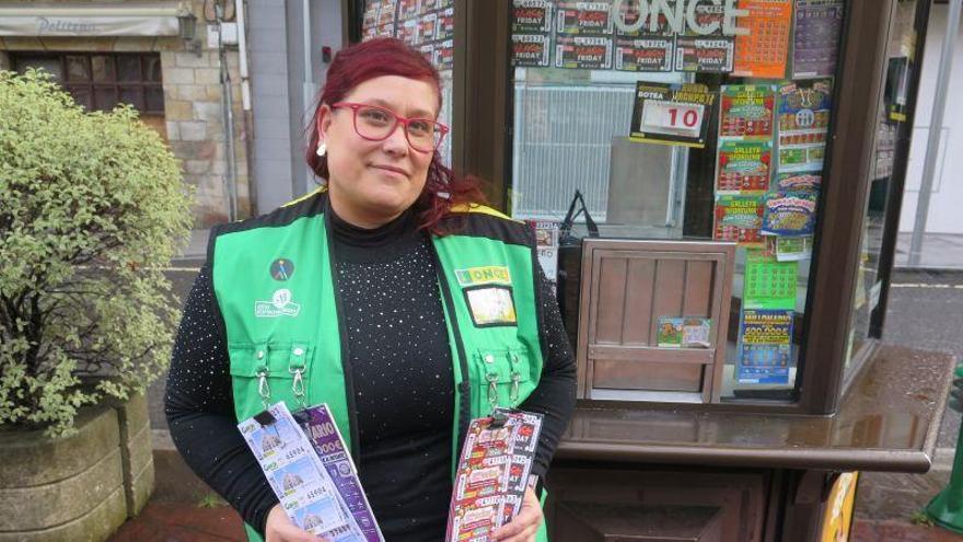 "Mucha gente solo sale de casa para comprar el pan y el cupón de la ONCE"