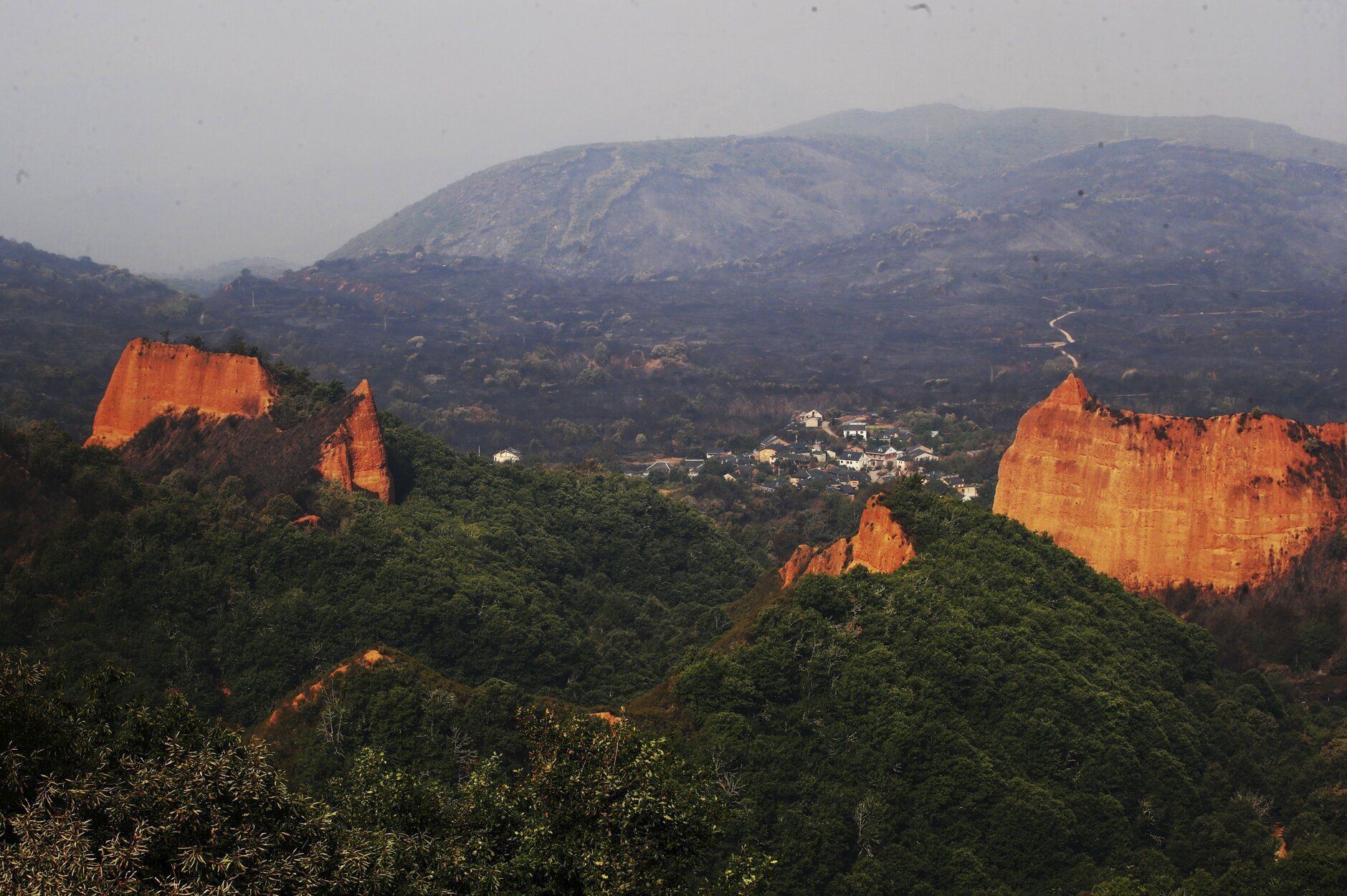 Las Médulas, arrasadas por el fuego: un paisaje desolador