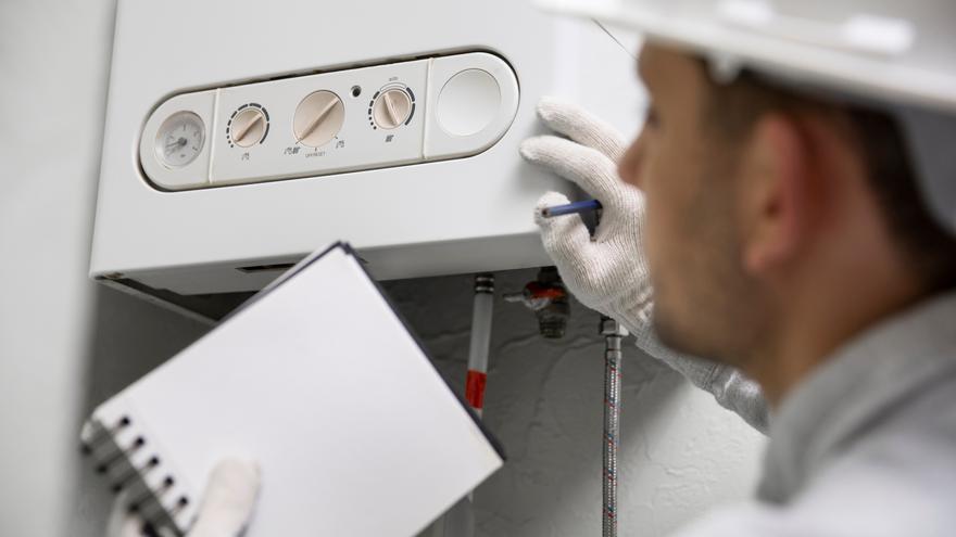 La tarifa del gas regulado individual cae un 16,6% el 1 de abril y la vecinal, entre un 10,8% y un 16,7%