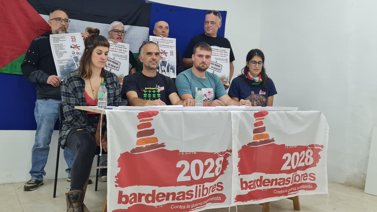 Integrantes de Bardenas Ya con los carteles donde se anuncian los actos.