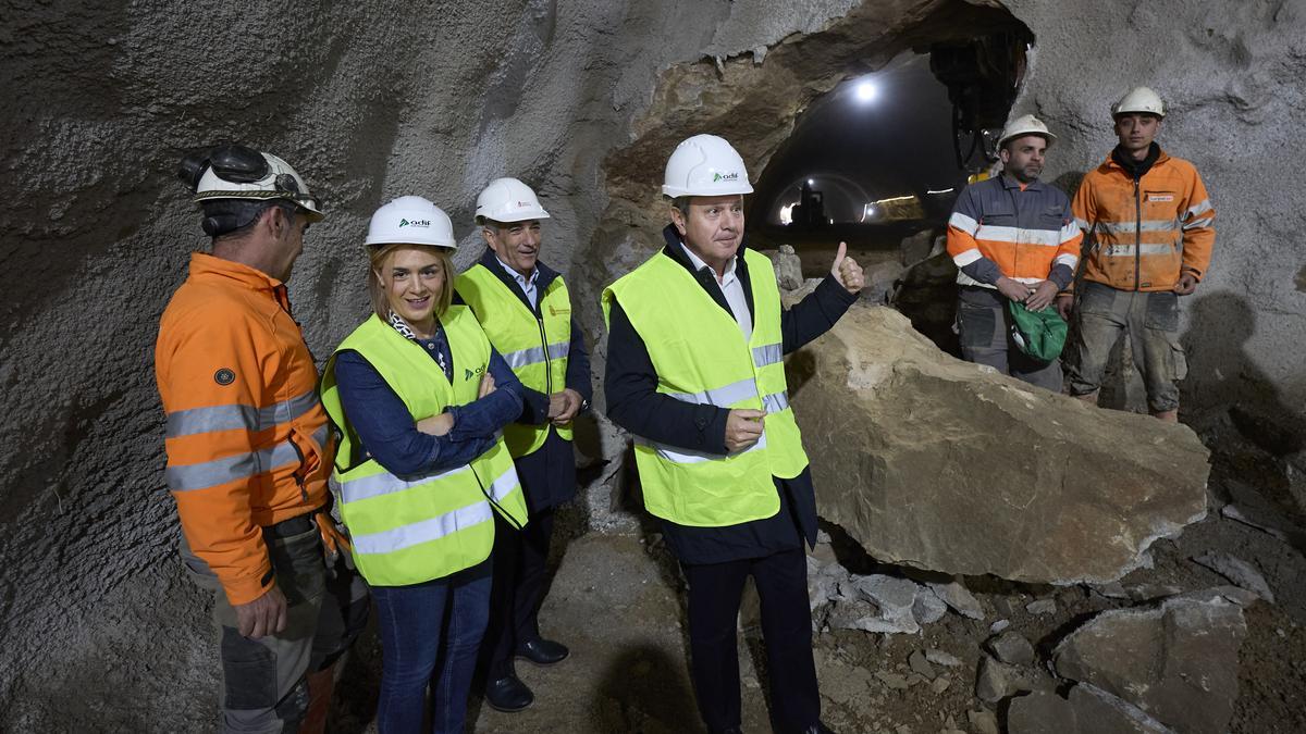 Santano, secretario de Estado de Adif, junto con otras autoridades navarras en las obras del TAV en Pueyo