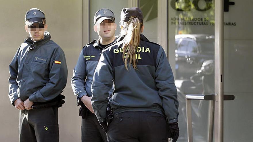 Varios agentes de la Guardia Civil custodian la sede del gestor de infraestructuras ferroviarias de Adif en Madrid