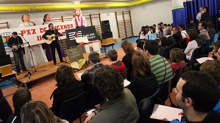 Ruper Ordorika entregó los premios de la tercera edición del concurso de microcuentos.