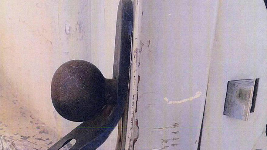 Cerradura de la empresa forzada por el detenido.