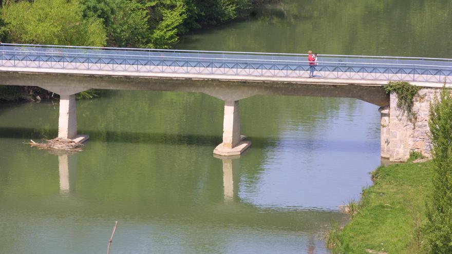Policías y un ciudadano rescatan y reaniman a un hombre que había caído al río Arga