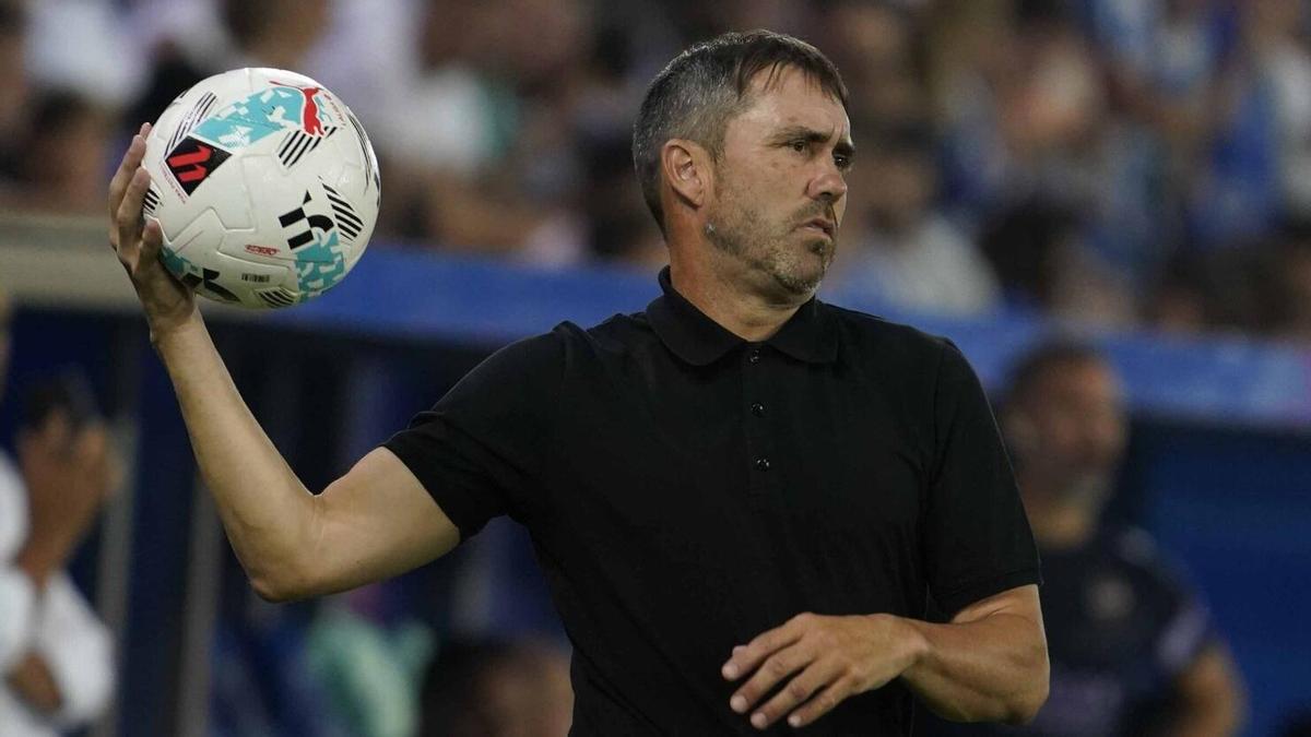 Coudet devuelve un balón al terreno de juego en el partido frente al Levante.