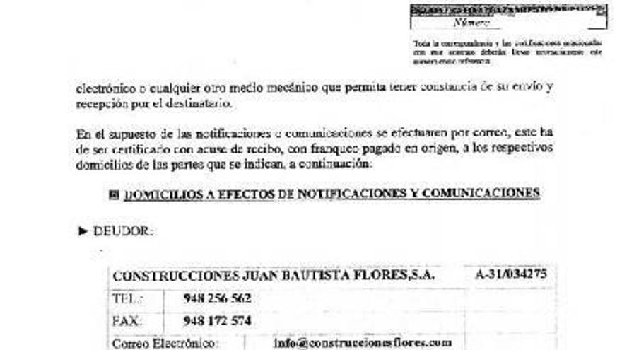 El documento de la parte superior de la página refleja el contrato de aplazamiento de deuda en 15 mensualidades. Lleva la firma de Conchita Flores y el aval de European Credit. Está fechado en junio. En el documento inferior, fechado en agosto, European C