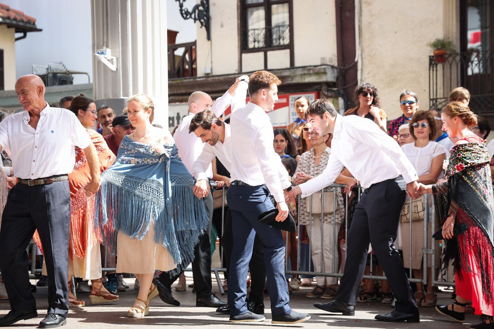 Emoción en Ordizia con el baile de los Santaneros