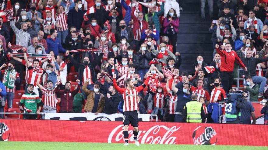 Iker Muniain celebra con la grada su gol en la victoria al Villarreal, último partido disputado hasta la fecha en San Mamés.