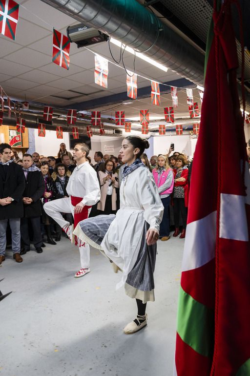 El Lehendakari Imanol Pradales y la vicelehendakari primera y consejera de Política Lingüística, Ibone Bengoetxea, se reunen con la diáspora en la Eskual Etxea de París