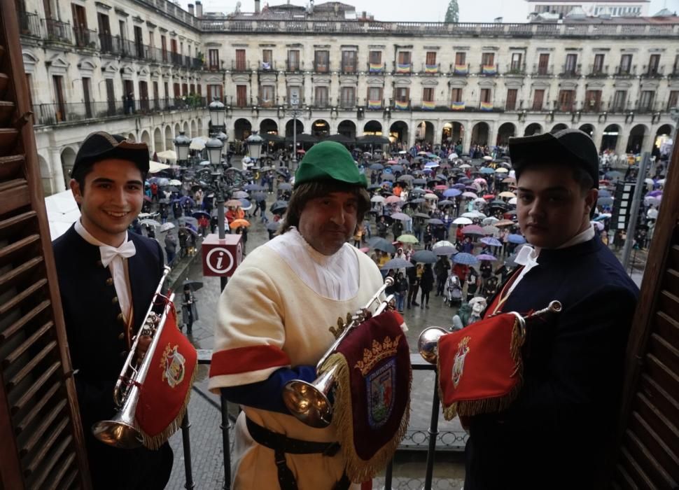 Retreta desde el Ayuntamiento de Vitoria.