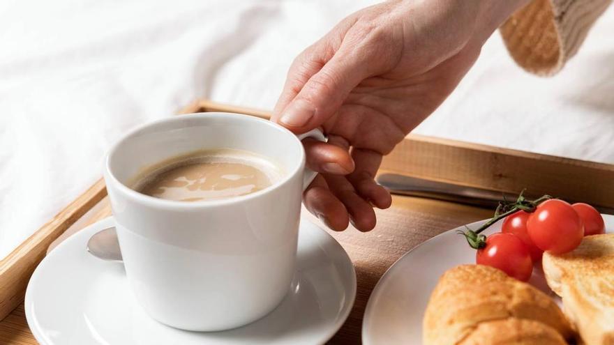 Tomar café nada más despertarse, ¿sí o no? El cardiólogo Aurelio Rojas tiene la respuesta