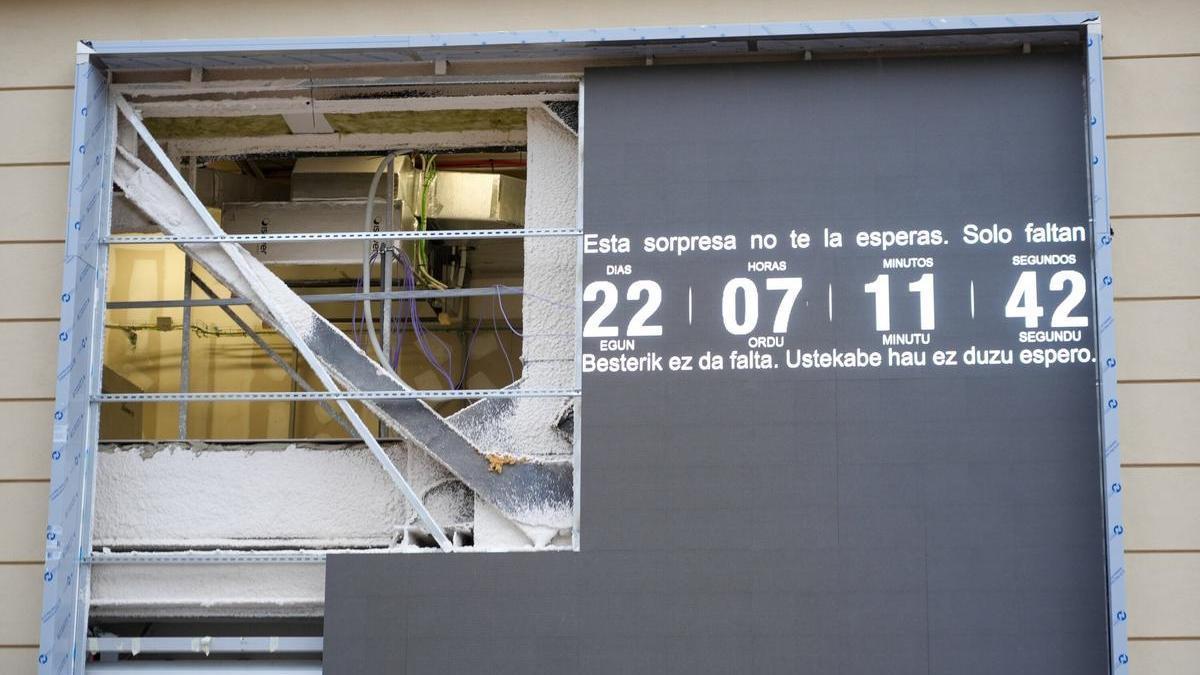 Exterior de las instalaciones de la plaza de los Fueros, donde se puede ver el reloj