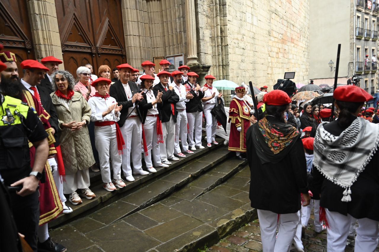La compañía Jaizkibel desfila en Hondarribia