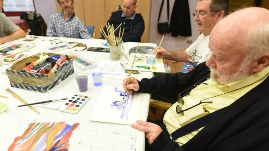 Varias personas con daño cerebral en el taller de arte de la Asociación Atece.