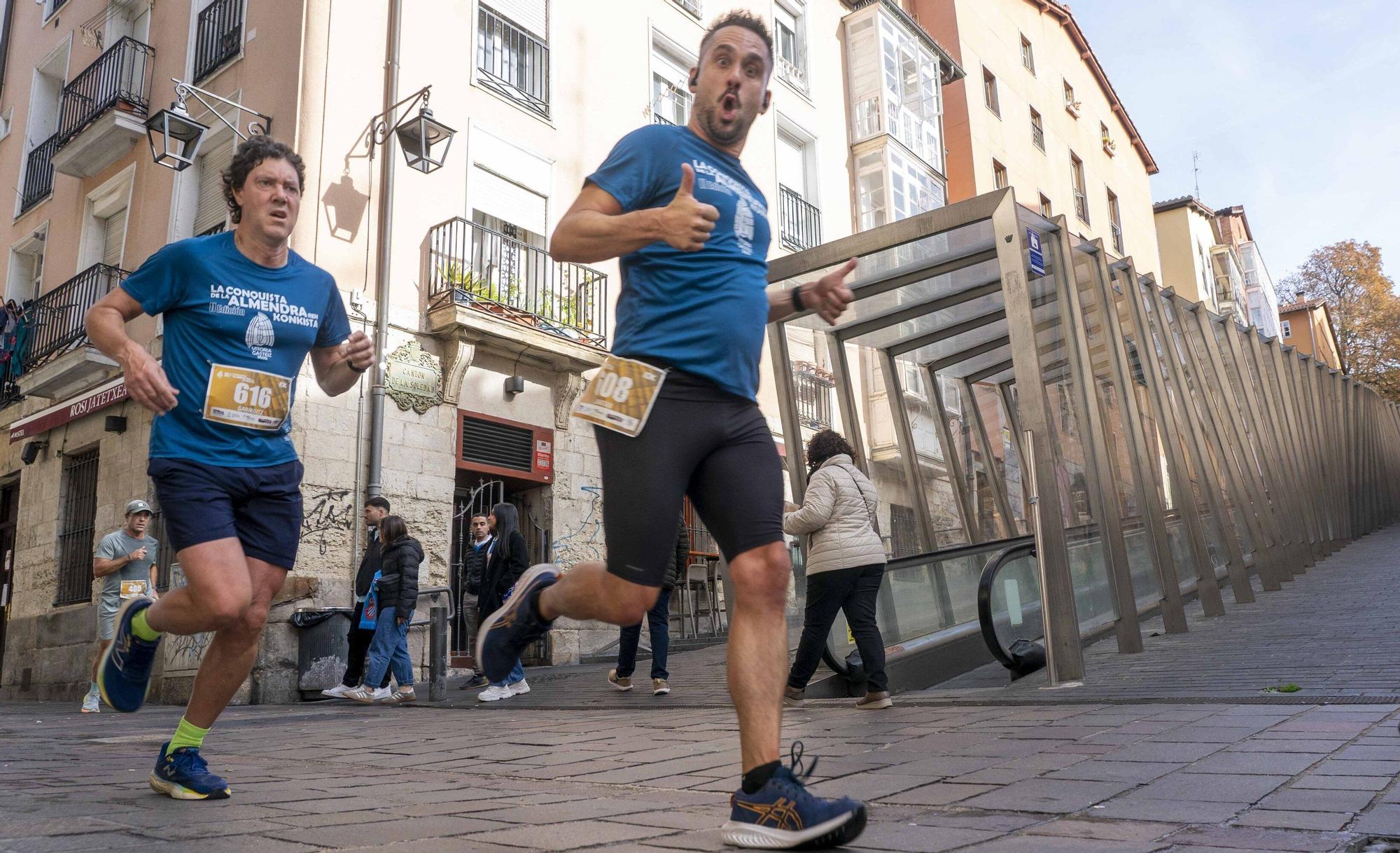 En imágenes: Un millar de corredores atraviesan la almendra