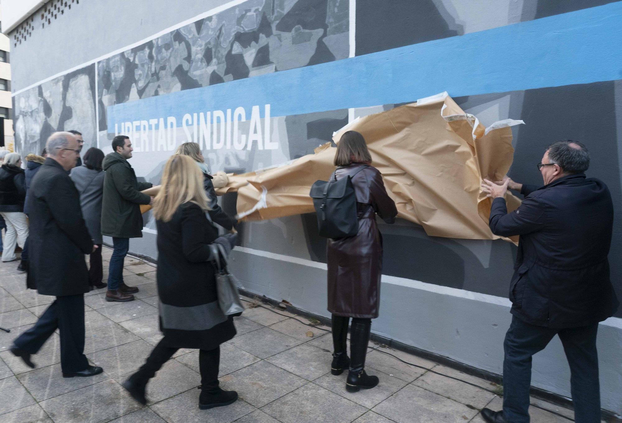 En imágenes: Zabalgana estrena un mural sobre la evolución del movimiento obrero