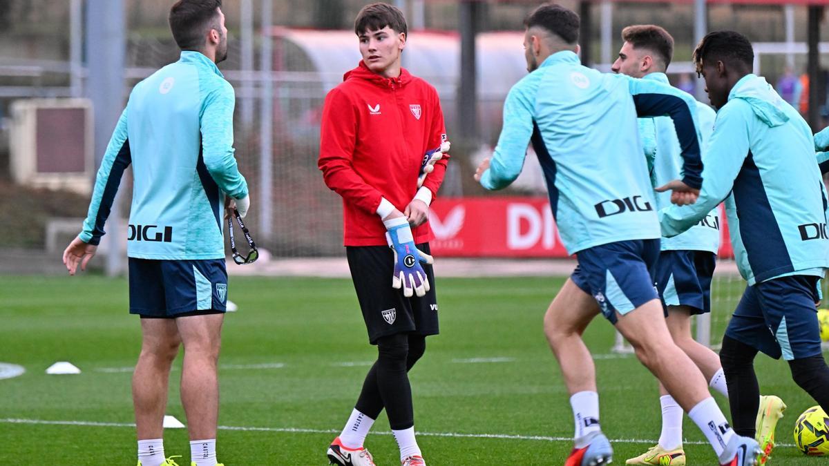 El guardameta rojiblanco Mikel Santos, en el centro del imagen, al inicio del entrenamiento de ayer del Athletic en Lezama.