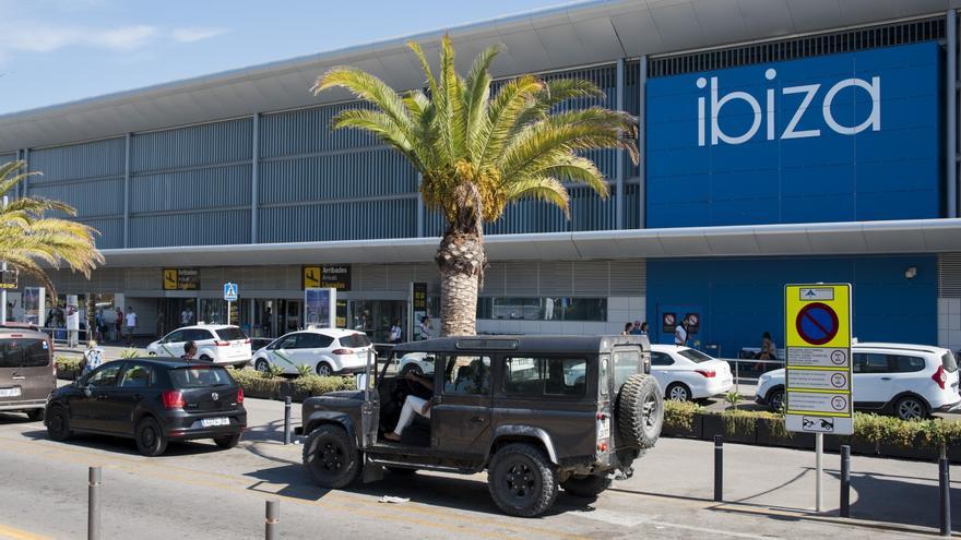 Un dron obliga a cerrar el aeropuerto de Ibiza y a desviar cuatro vuelos a Mallorca y Barcelona