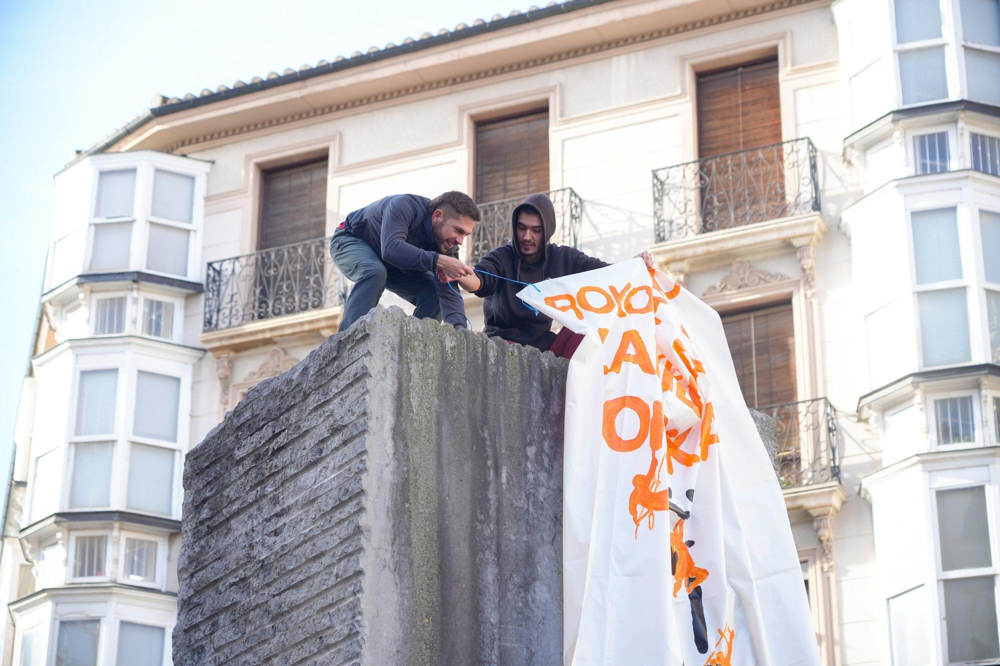 Los trabajadores de los rocódromos escalaron este domingo &#039;La Mirada&#039; para denunciar sus condiciones