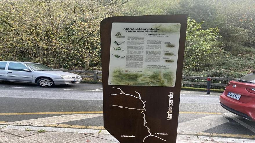 Un panel da a conocer la riqueza natural de Mariaratserreka y fomenta su conservación