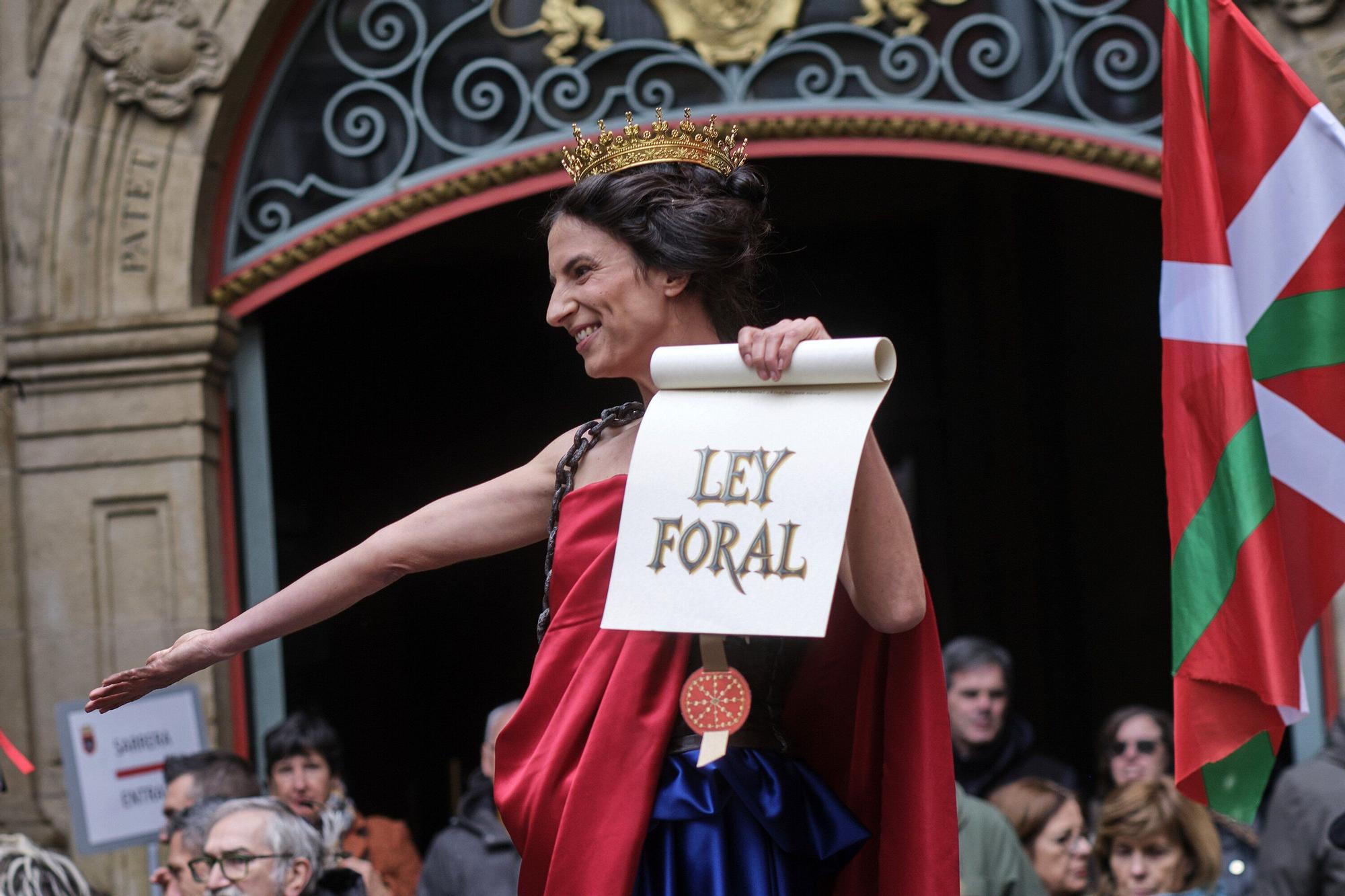 Fotos del homenaje a la estatua que corona el monumento que se erigió hace más de 100 años recordando la lucha popular en el Día de Navarra