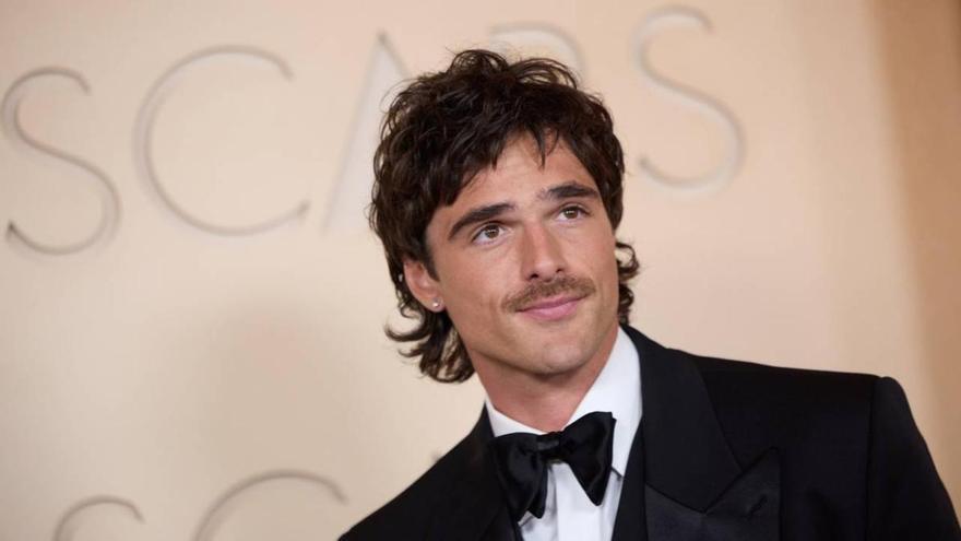 Jacob Elordi cumple su promesa y emociona en su paso por la alfombra roja de los Oscar junto a su madre