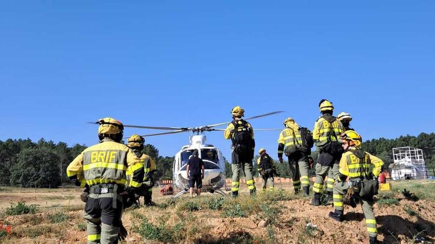 Medio centenar de bomberos combaten el incendio en Galarreta