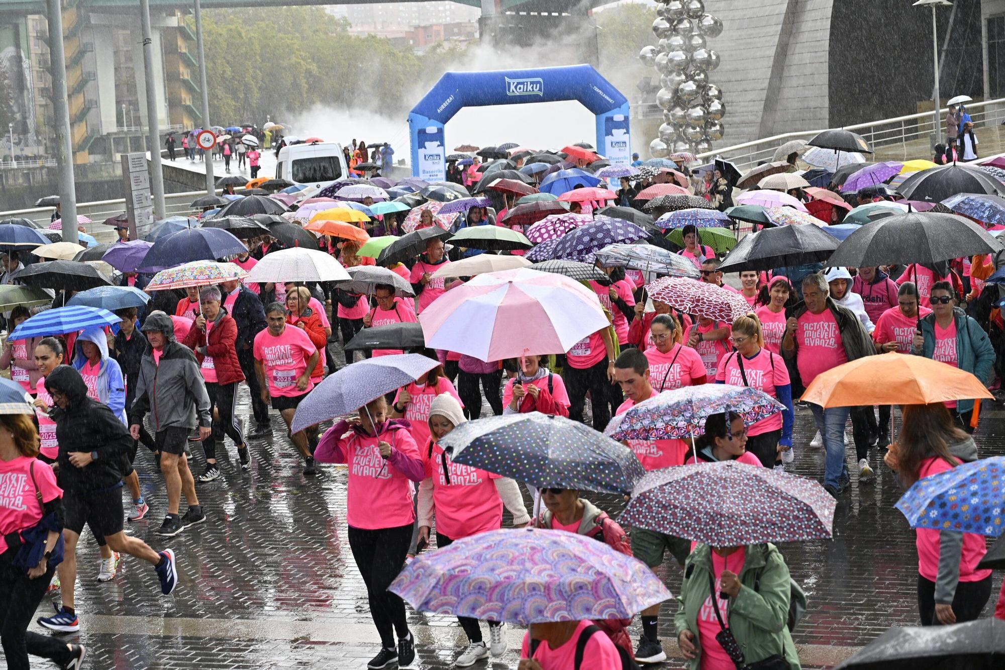 En imágenes: los paraguas tiñen la marea rosa de Bilbao