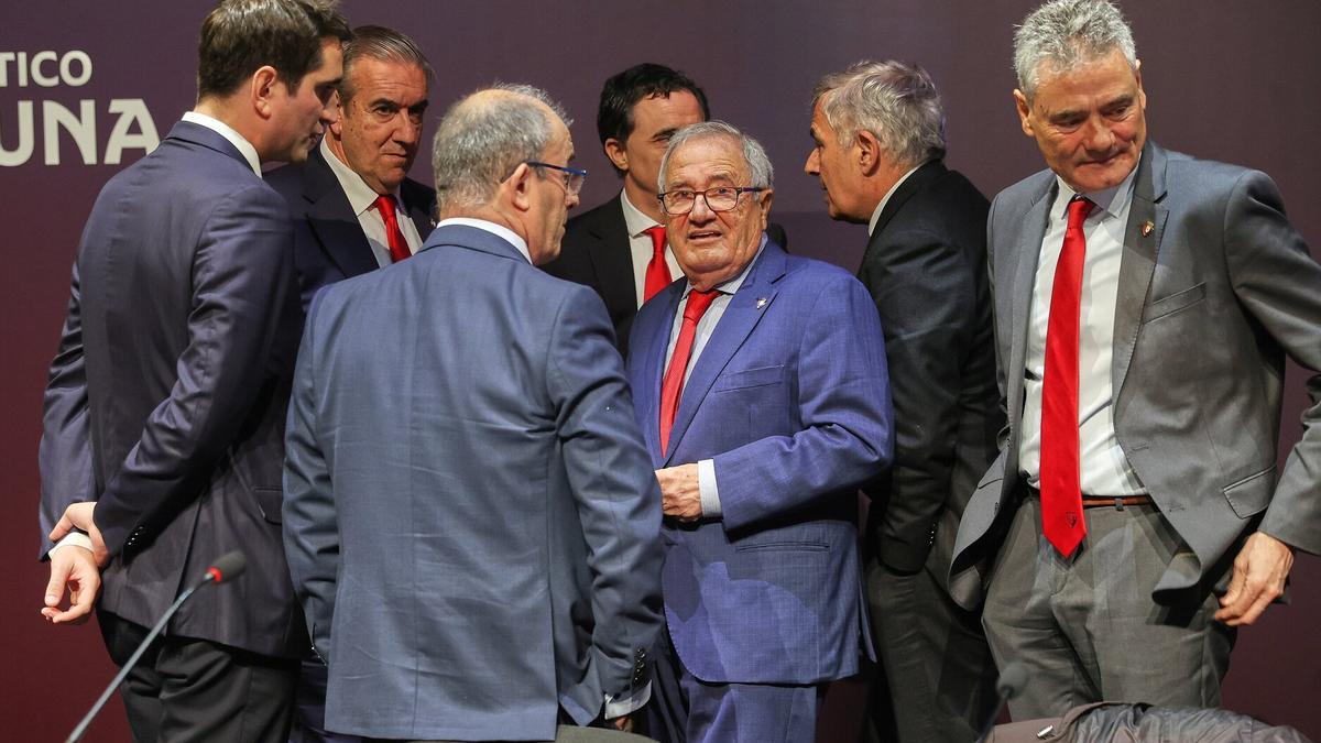 Luis Sabalza, rodeado de sus compañeros de junta y de alguno de los empleados de mayor rango de Osasuna.