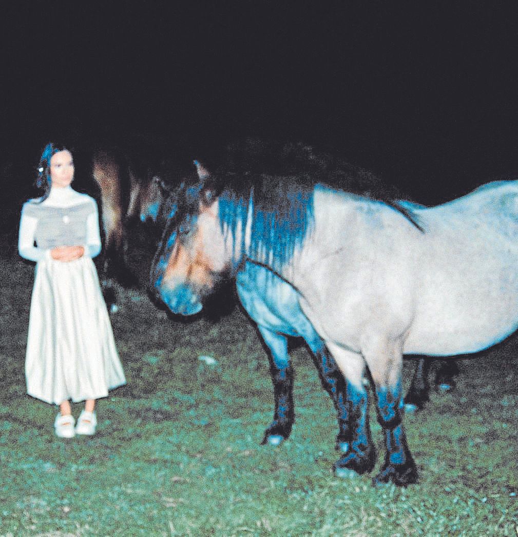 Lau kantu intimoz osatuta dago Zozayaren lan berria.