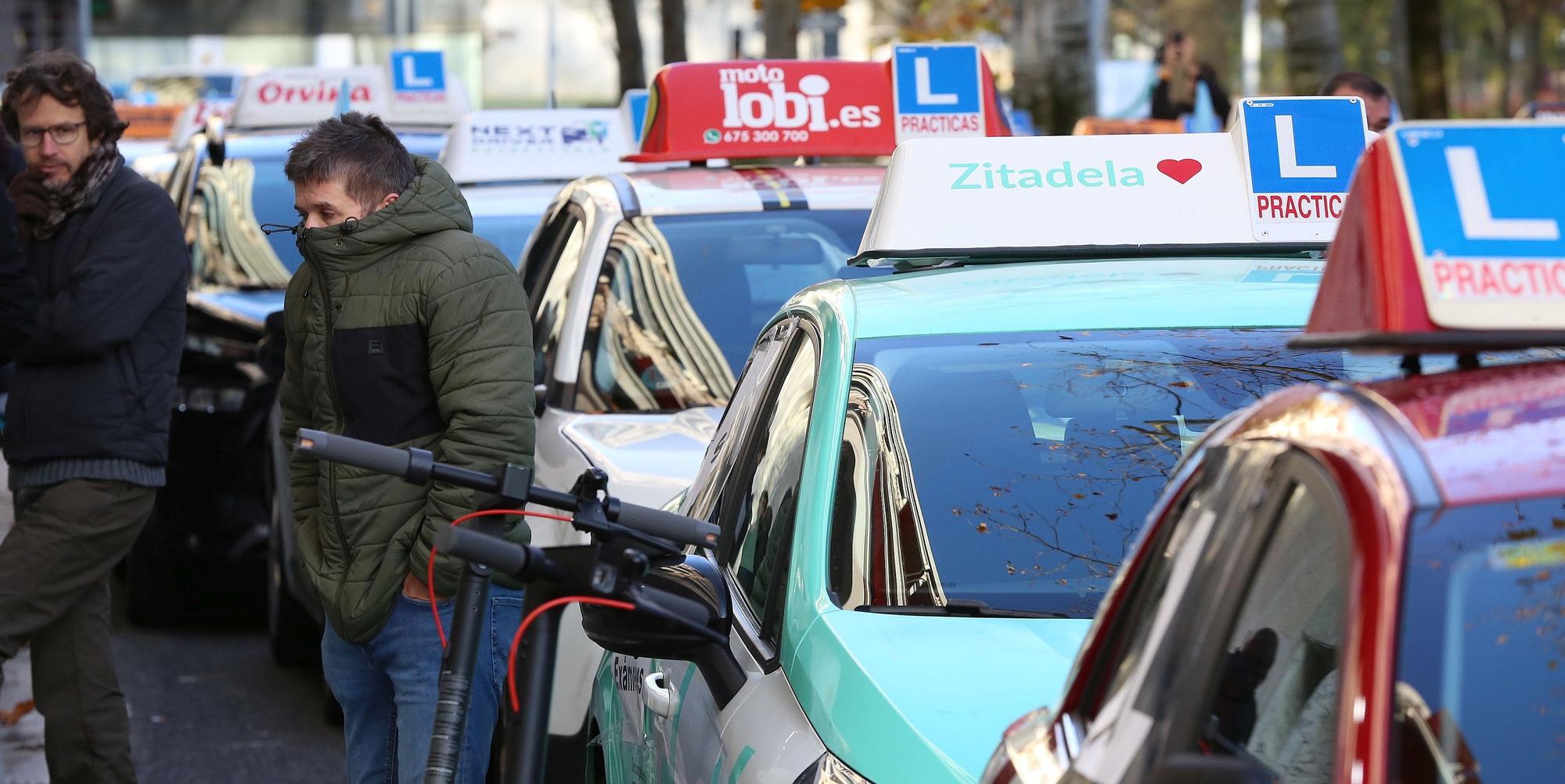 Fotos de la marcha de coches de autoescuelas en protesta por la falta de examinadores