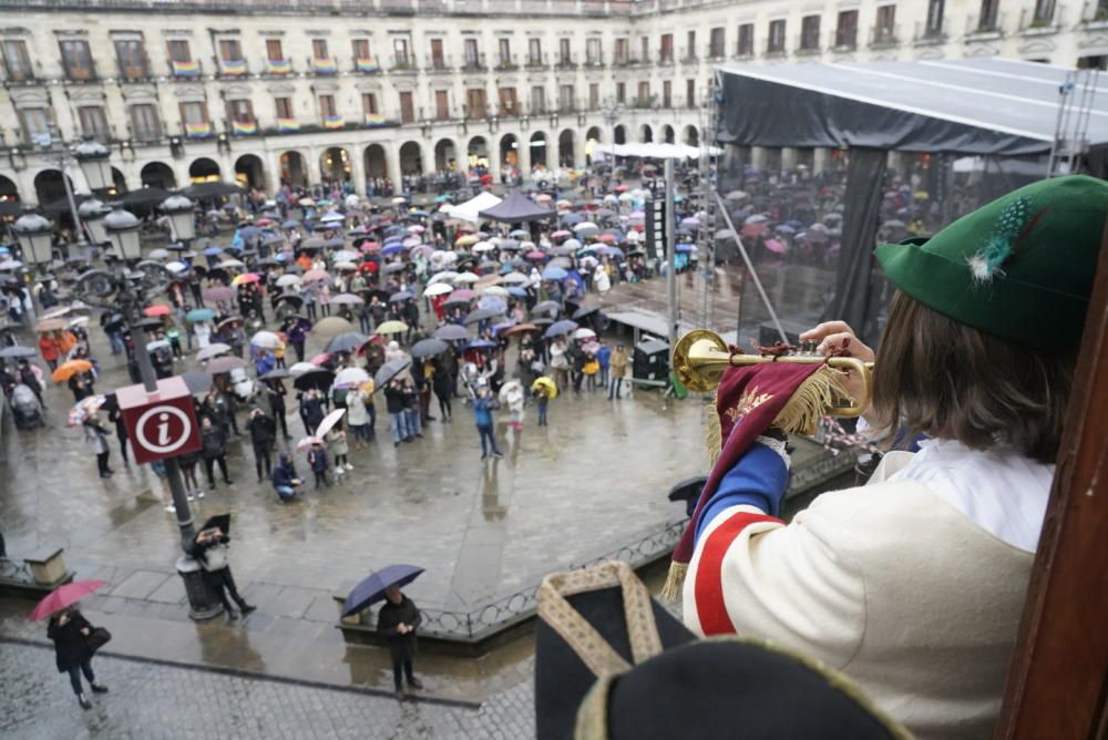 Retreta desde el Ayuntamiento de Vitoria.