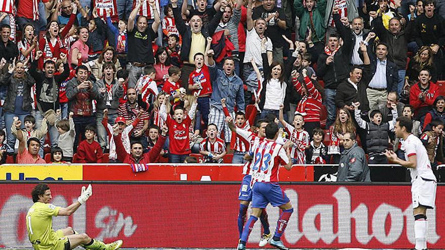 Uno por otro, el balón en la red