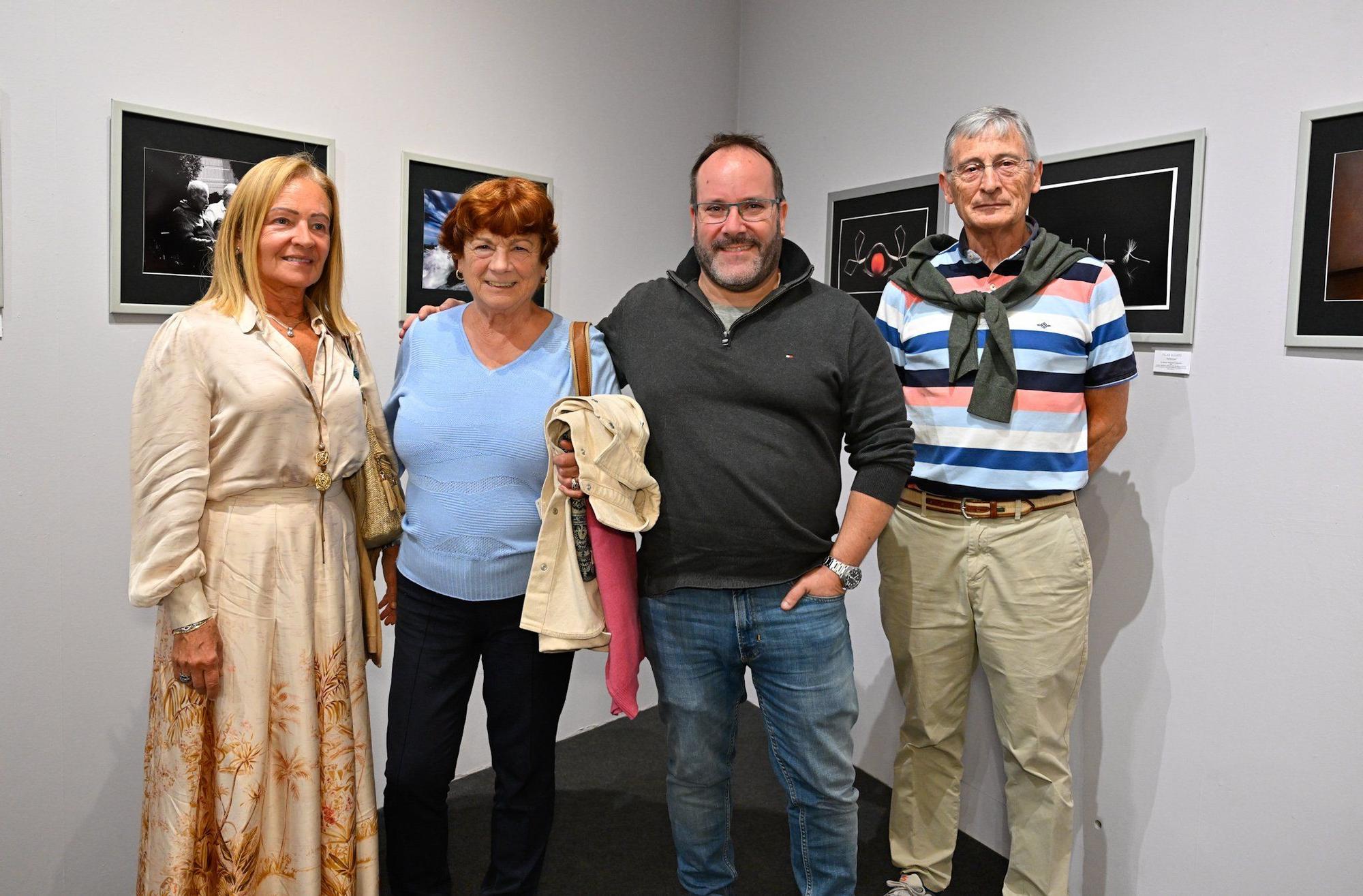 Maru Alonso, Mila Gabarain, Asier Garagarza y el fotógrafo Miguel Rodríguez en la sala de exposiciones de la sede de las Juntas.