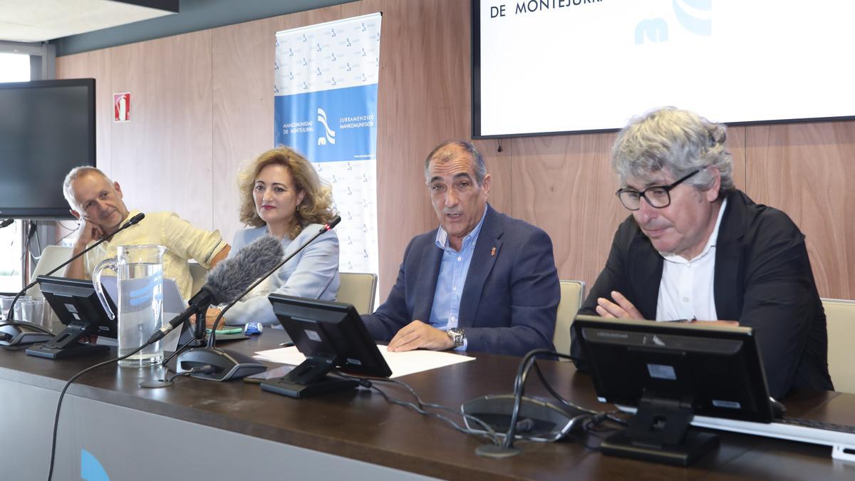 El consejero de Cohesión Territorial, Óscar Chivite (2d), durante la rueda de prensa.