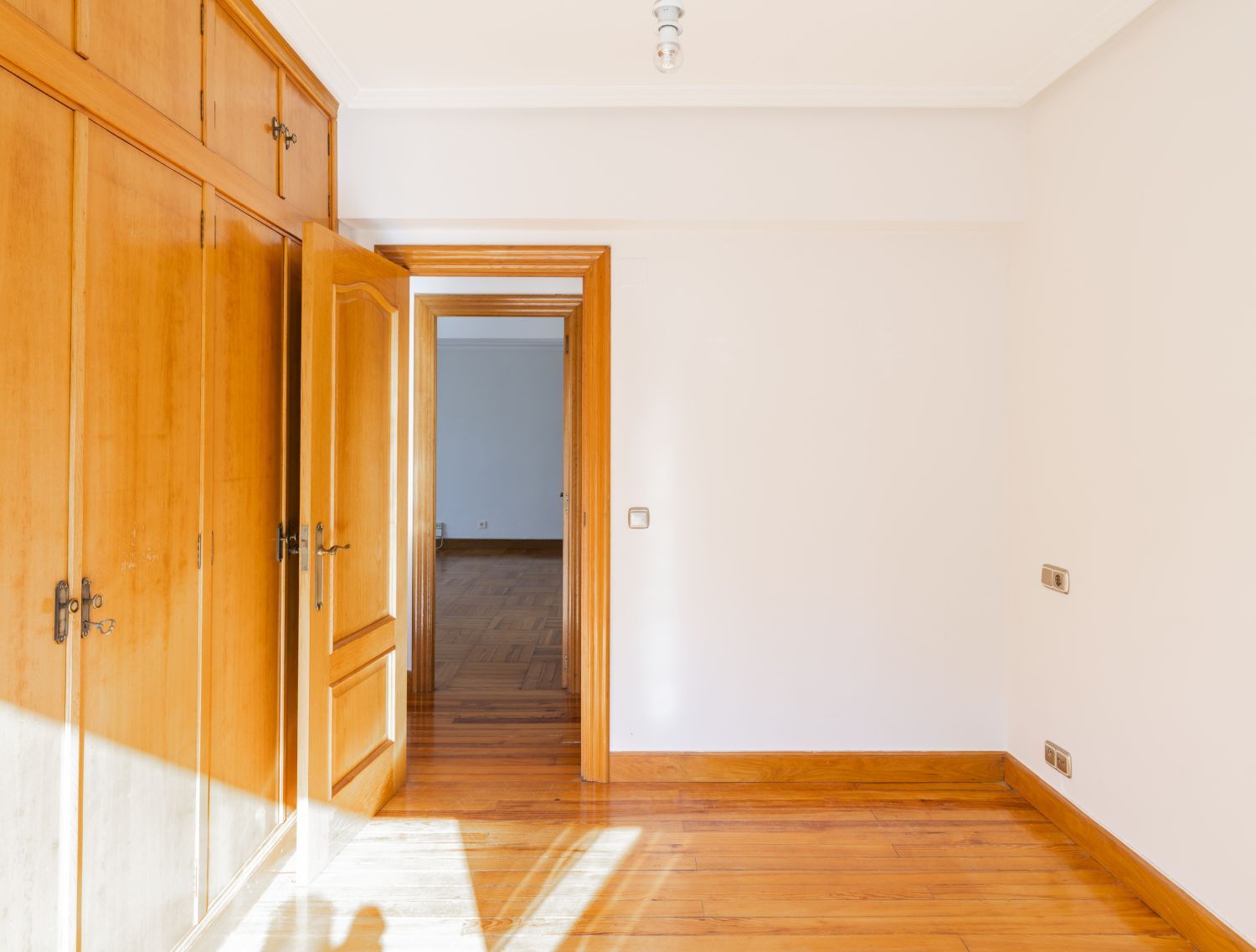Próximo a la playa de Ondarreta piso con terraza en buen estado con trastero y garaje cerrado cercano a vivienda