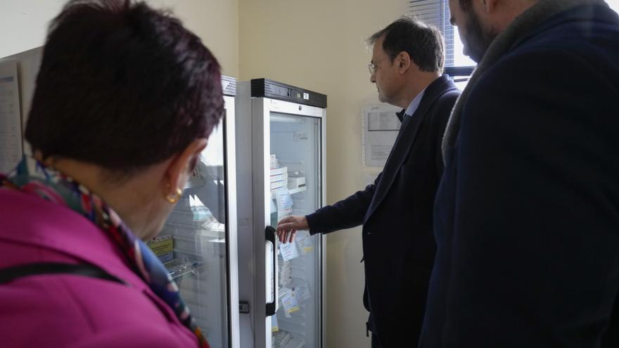 El consejero de Salud admite el “grave error” en las vacunas caducadas y sigue en el aire qué se va a hacer