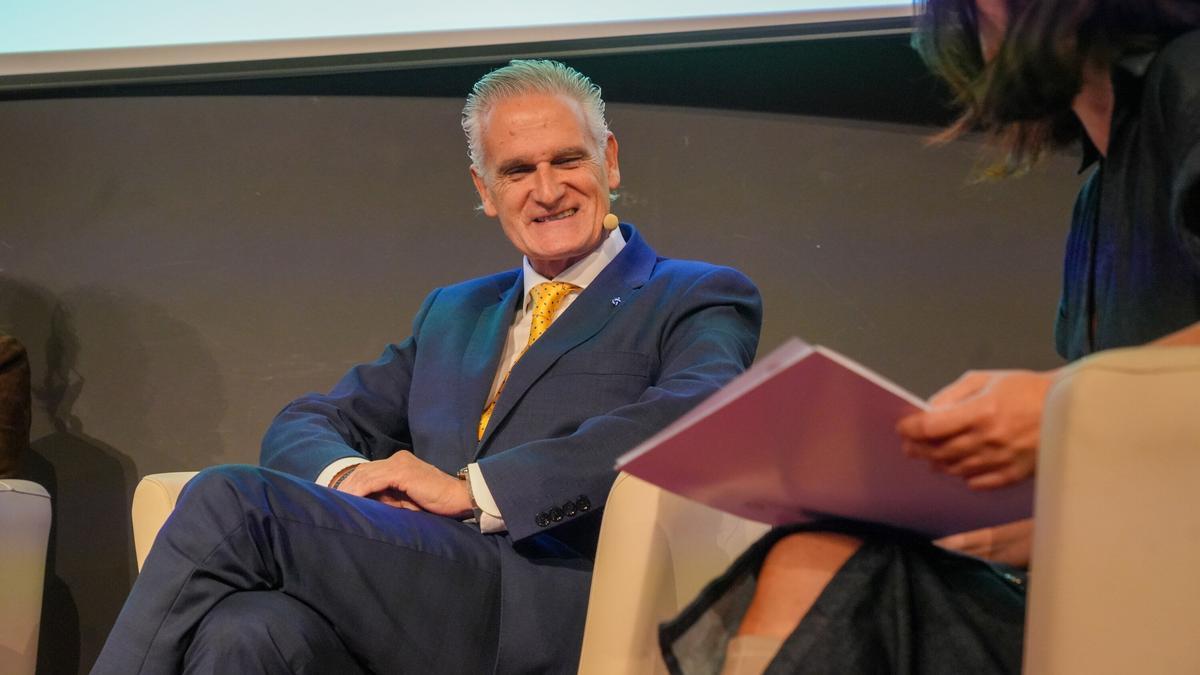 Juan Ugarte durante la primera mesa de debate