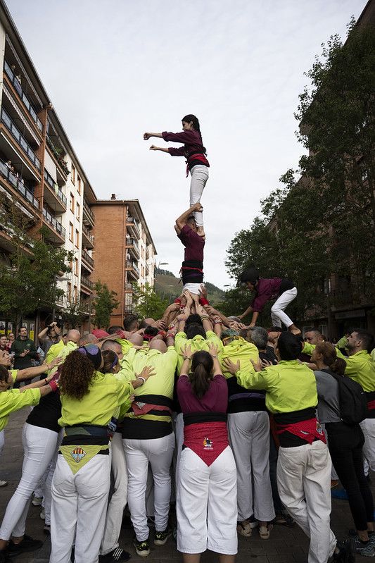 Castellers, gigantes y carrera popular en las Agorreko Santikutzak de Legazpi