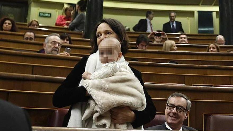 La diputada de Podemos Carolina Bescansa, con su bebé en la sesión constitutiva de la Cámara Baja