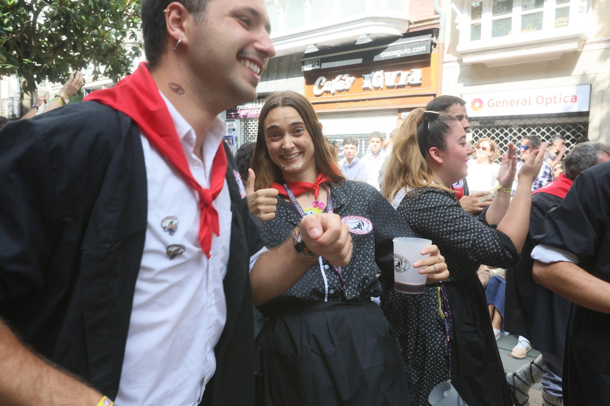En imágenes: Blusas y neskas desfilan en una kalejira por Santiago