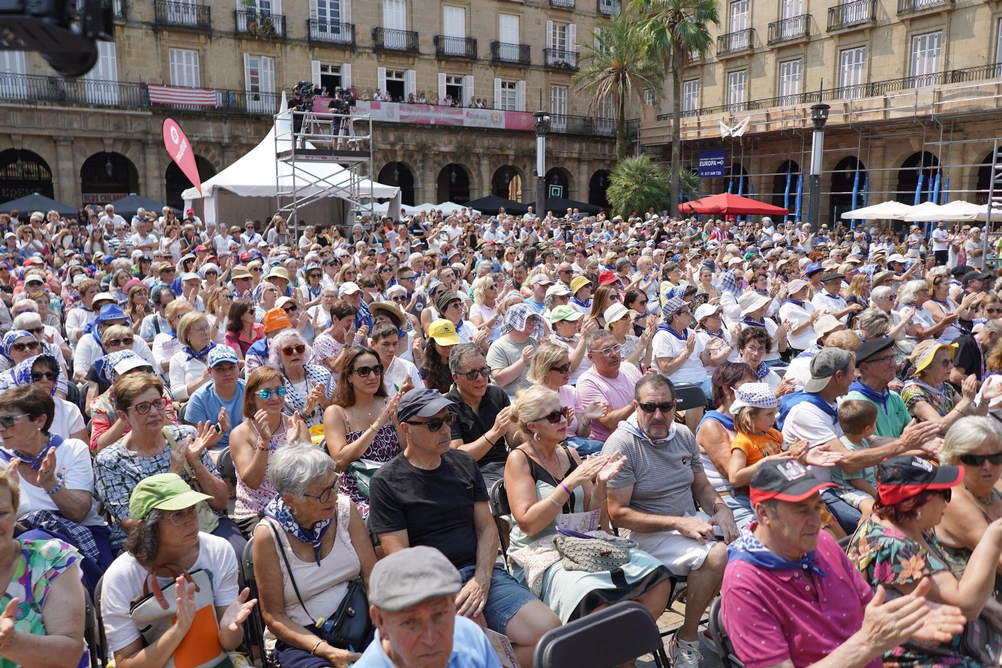 En imágenes: alarde de Txistularis en la Plaza Nueva de Bilbao por Aste Nagusia