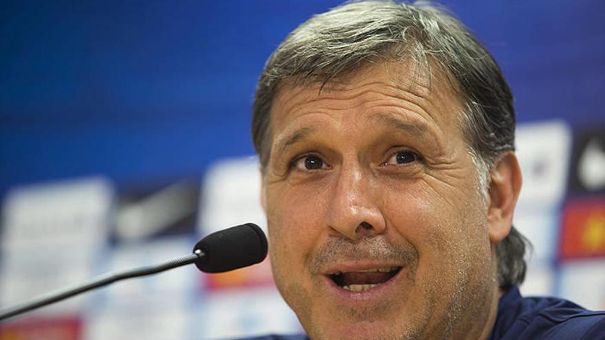 Martino deja fuera a Cesc pero recupera a Busquets