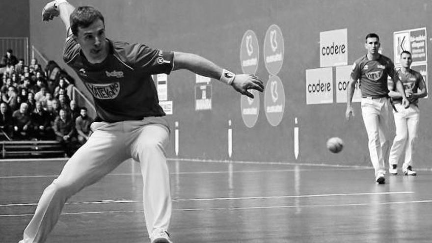 Iñaki Artola trata de llegar a una pelota en el encuentro de ayer en Mungia.