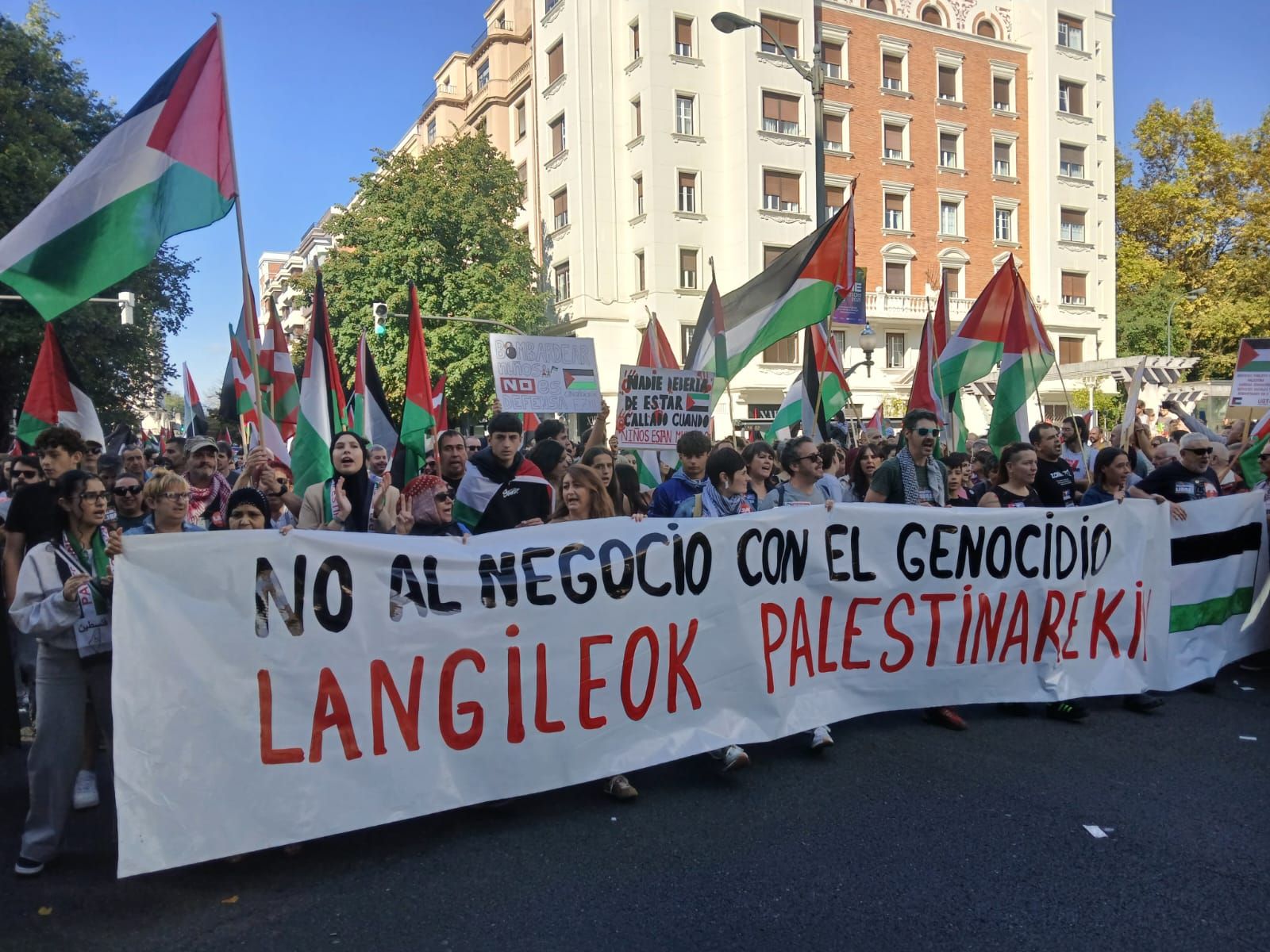 Miles de personas se manifiestan en Bilbao en apoyo al pueblo palestino