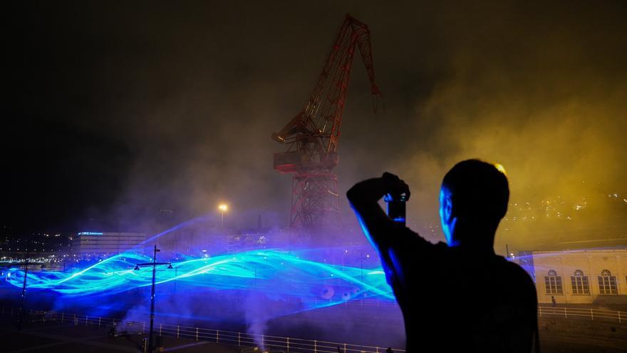 Como auroras boreales sobre la ría: &#039;Waterlicht&#039; transforma Bilbao en un océano de luz