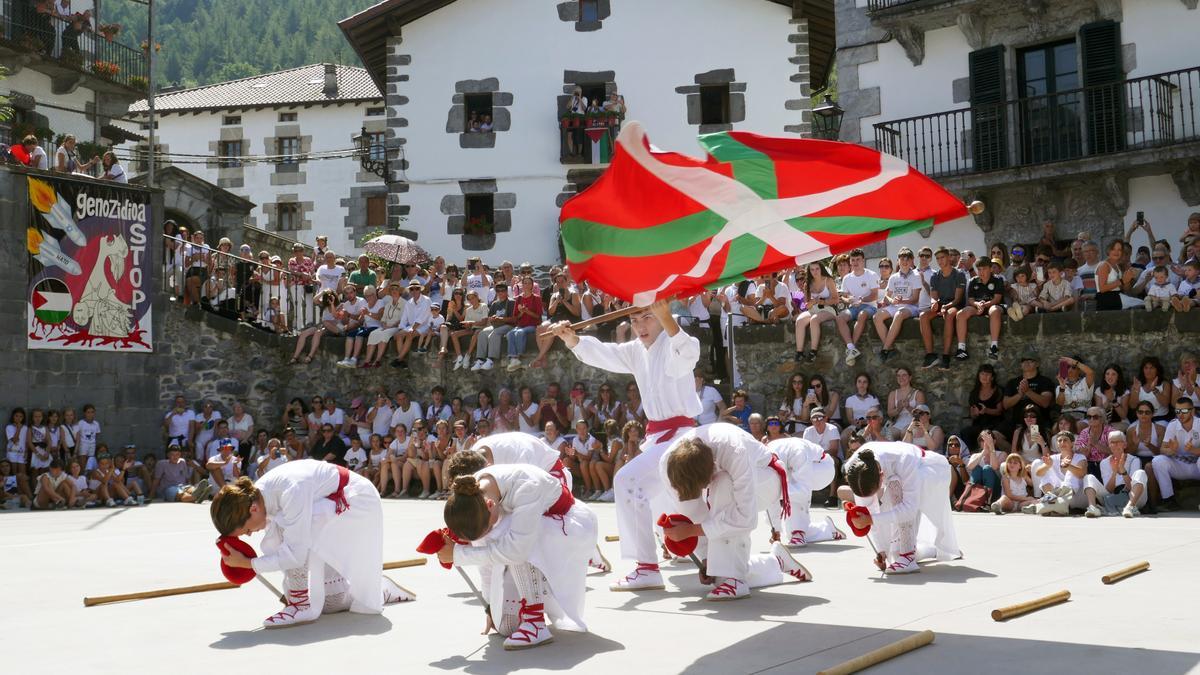La ikurriña ondea al final de ‘Agintariena’, el primero de los nueve bailes de la Ezpatadantza.